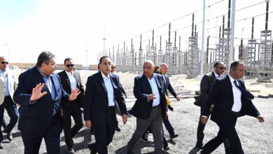 رئيس الوزراء يتابع ميدانياً مراحل التشغيل التجريبي لمحطة الربط الكهربائي العملاقة ببدر