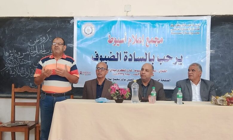 إعلام أسيوط ينظم لقاءً إعلامياً حول حروب الجيل الخامس بالتعاون مع مدرسة الثانوية الزخرفية 1 إعلام أسيوط ينظم لقاءً إعلامياً حول حروب الجيل الخامس بالتعاون مع مدرسة الثانوية الزخرفية