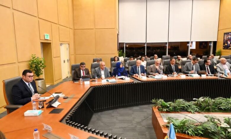 وزير الإسكان يعقد اجتماعًا لمتابعة المشروعات السكنية بعددٍ من المدن والمحافظات 1 وزير الإسكان يعقد اجتماعًا لمتابعة المشروعات السكنية بعددٍ من المدن والمحافظات