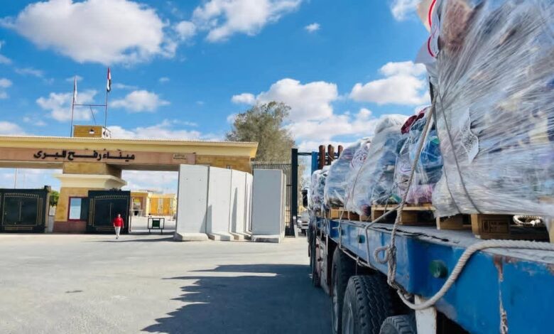 الهلال الأحمر المصري يدفع أكثر من 4 آلاف طن مساعدات  لغزة عبر قافلة "زاد العزة" الـ 52