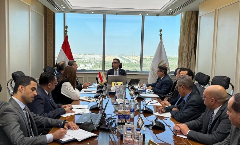 فاروق يتابع استقرار الأسواق وتوافر السلع بعد ارتفاع الأسعار المنتجات البترولية 1 فاروق يتابع استقرار الأسواق وتوافر السلع بعد ارتفاع الأسعار المنتجات البترولية