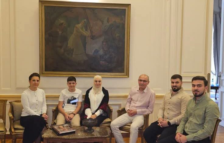 "سفير تركيا بالقاهرة يستقبل أسرة فلسطينية نازحة من غزة"