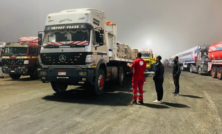 الهلال الأحمر المصري: 6 آلاف طن مساعدات إنسانية تدخل إلى قطاع غزة بقافلة «زاد العزة» الـ 577