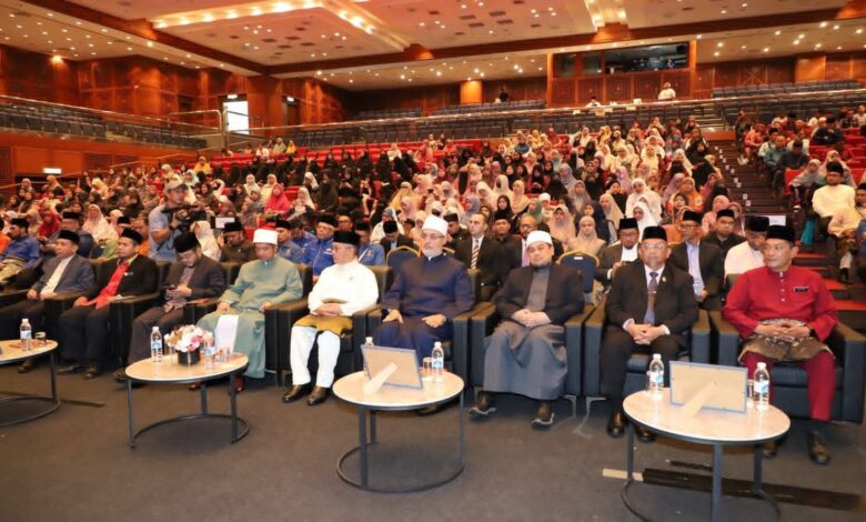 مفتي الجمهورية يشارك في الجلسة الافتتاحية «للمؤتمر الدولي عقيدة أهل السنة والجماعة» بماليزيا 1 مفتي الجمهورية يشارك في الجلسة الافتتاحية «للمؤتمر الدولي عقيدة أهل السنة والجماعة» بماليزيا