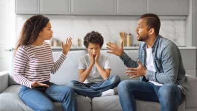 "خالد السلامي" يلقي الضوء على الانتقاد العلني للأم ليصبح جرح عاطفي يتوارثه الأبناء