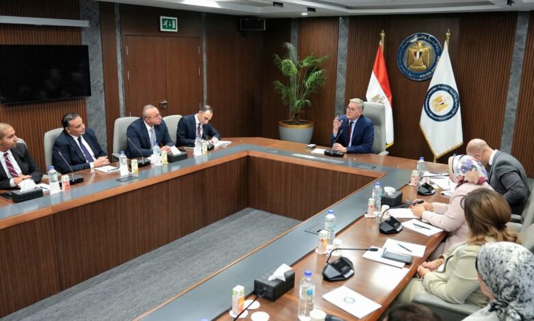 وزير البترول والثروة المعدنية يلتقي مجموعة من كوادر الإدارة المتوسطة والشابة 1 وزير البترول والثروة المعدنية يلتقي مجموعة من كوادر الإدارة المتوسطة والشابة