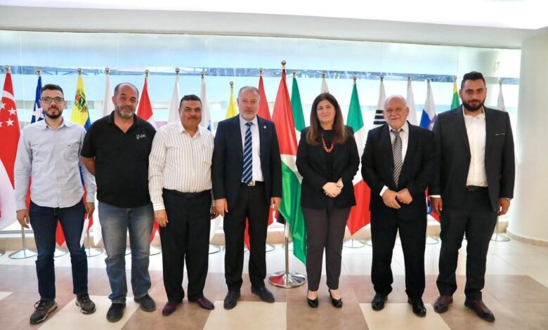 وزيرة الخارجية الفلسطينية تؤكد أهمية وحدة الرؤية الوطنية والتكامل مع مؤسسات المجتمع المدني