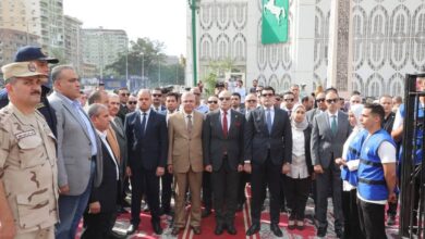 محافظ الشرقية يضع إكليلاً من الزهور على النصب التذكاري للشهداء بالزقازيق