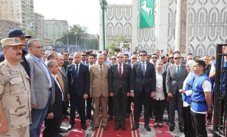 محافظ الشرقية يضع إكليلاً من الزهور على النصب التذكاري للشهداء بالزقازيق