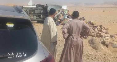  انقلاب سيارة نقل محملة بالمواد الغذائية في طريق نجع حمادي قنا الصحراوي