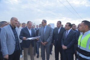  محافظ قنا ورئيس هيئة تنمية الصعيد يتفقدان مشروع مزرعة شتلات القصب  بالمراشدة