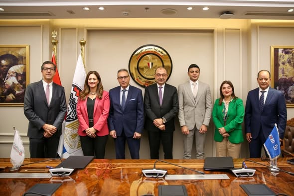  وزير قطاع الأعمال يشهد توقيع عقد تمويل إنشاء أول مصنع لإنتاج أقراص الكلور