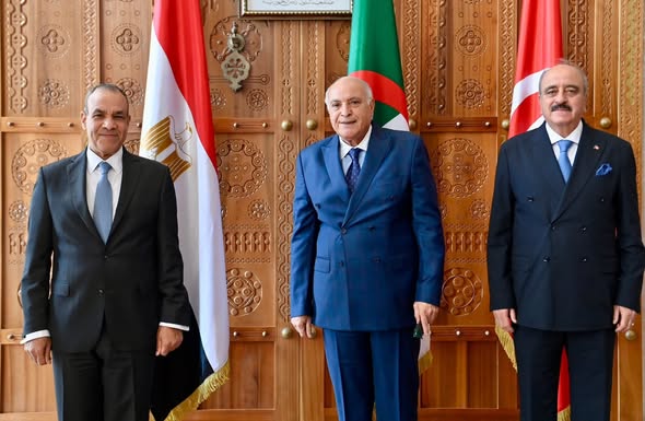 وزير الخارجية يشارك في اجتماع الآلية الثلاثية لدول جوار ليبيا بالجزائر