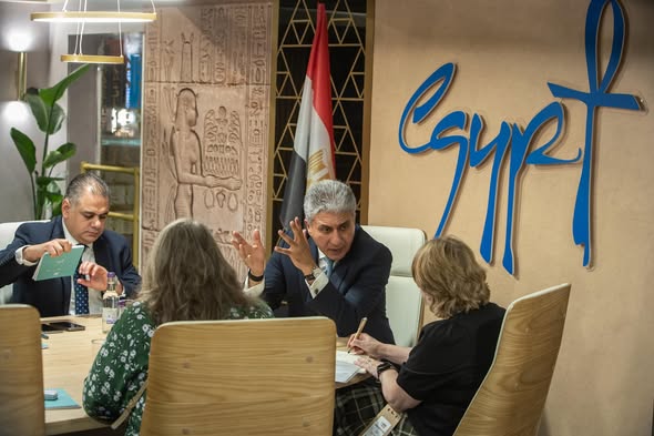 وزير السياحة والآثار يعقد لقاءات مع ممثلي اتحاد وكلاء وشركات السفر البريطاني (ABTA)  