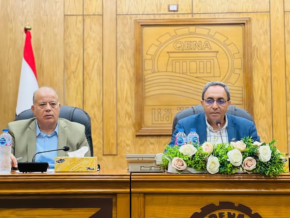 محافظ قنا يعقد اجتماعا مع مديري الإدارات الهندسية لتعزيز الكفاءة الإشرافية والتشغيلية