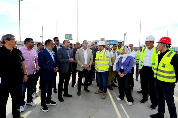 وزير الإسكان يتابع موقف تنفيذ أبراج "الداون تاون" وكوبري C19 بمدينة العلمين الجديدة