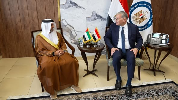 وزير البترول والثروة المعدنية يبحث مع سفير الإمارات تعزيز التعاون والشراكة في قطاع البترول والغاز