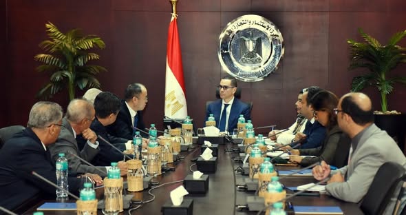 وزير الاستثمار والتجارة الخارجية يبحث مع وفد شركة "بروميتيون" للإطارات مشروعاتها في مصر