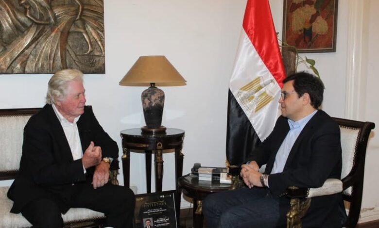  وزير الثقافة يلتقي الفنان الكبير حسين فهمي لبحث الترتيبات لانطلاق الدورة 46 من مهرجان القاهرة  