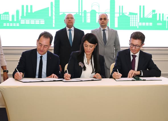 كامل الوزير يستعرض خطة التحرك العاجلة لخفض الانبعاثات الكربونية في الصناعة المصرية