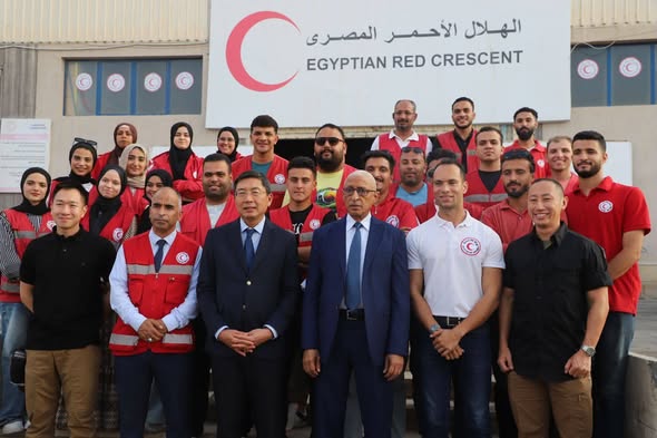 محافظ شمال سيناء يصطحب السفير السنغافوري دومينيك جوه في جولة ميدانية بمخازن الهلال الأحمر 