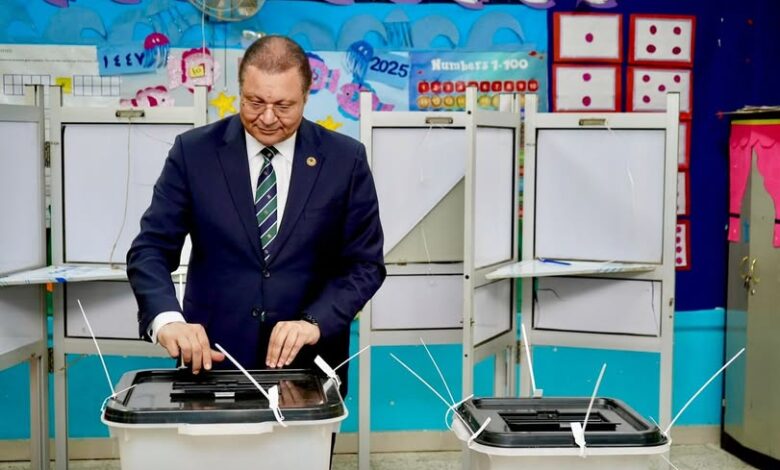 رئيس هيئة الاعتماد والرقابة الصحية يدلي بصوته في انتخابات مجلس النواب 2025