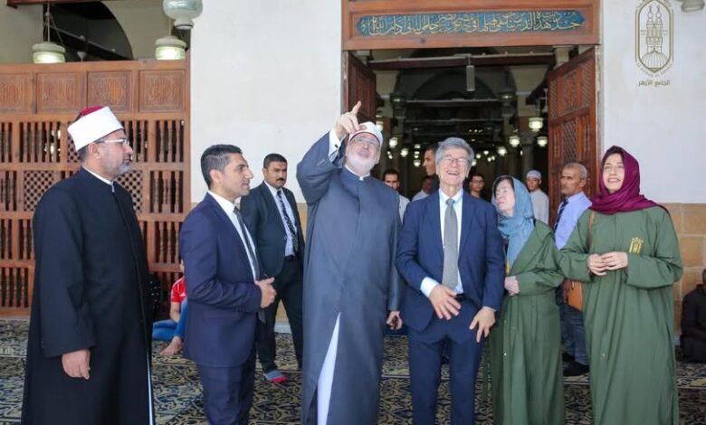 المفكر العالمي البروفيسور جيفري ساكس في جولة داخل الجامع الأزهر
