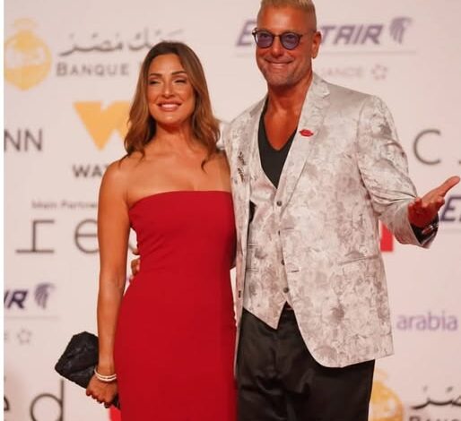 تامر هجرس يظهر بإطلالة مميزة مع زوجته بمهرجان القاهرة السينمائي