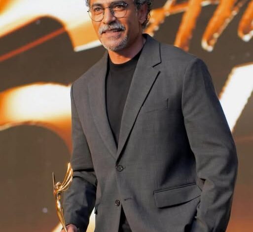 محمد علاء يظهر بإطلالة مميزة والجمهور يحتفل بنجاحه