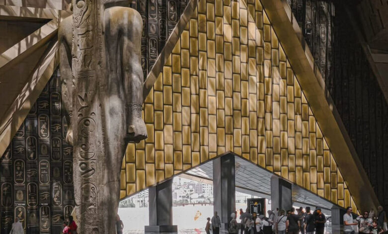 فتاة تثير غضب المصريين بتصرف مسيء داخل المتحف الكبير