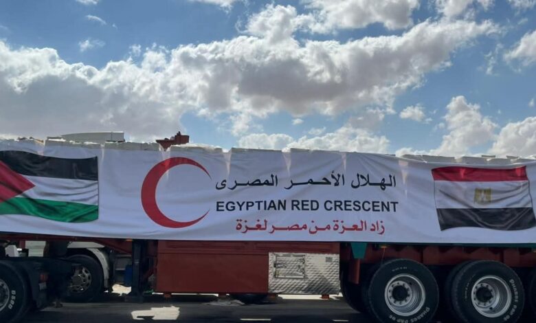 قافلة المساعدات الـ 64 تدخل إلى الفلسطينيين بقطاع غزة