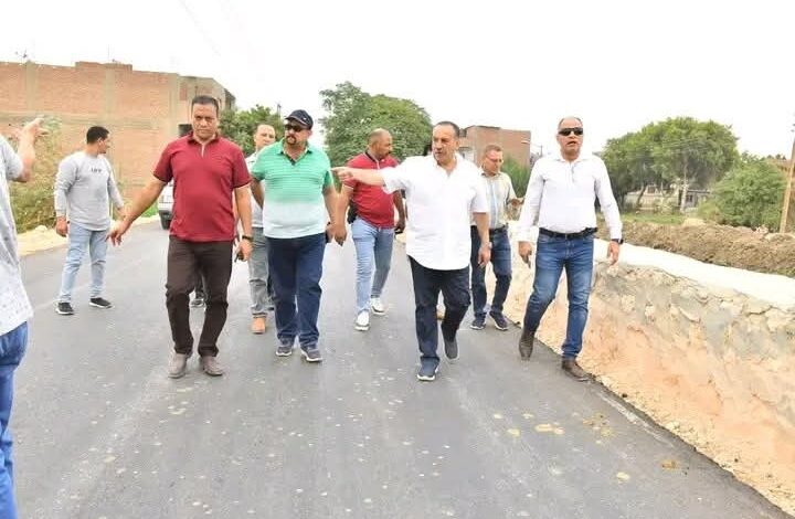 محافظ أسيوط يتفقد أعمال الرصف النهائية بطريق درنكة – محور الهضبة لدعم التنمية السياحية والدينية 1 محافظ أسيوط يتفقد أعمال الرصف النهائية بطريق درنكة – محور الهضبة لدعم التنمية السياحية والدينية