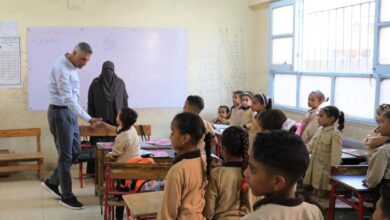 محافظ أسوان يتفقد عدد من المدارس لمتابعة إنتظام العملية التعليمية