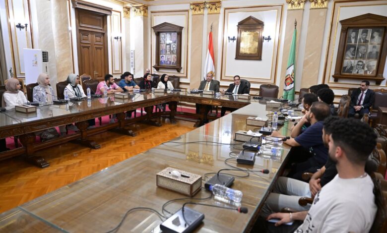 رئيس جامعة القاهرة يلتقي طلاب كلية التجارة ويصدر قرارات فورية لحل مشكلاتهم 1 رئيس جامعة القاهرة يلتقي طلاب كلية التجارة ويصدر قرارات فورية لحل مشكلاتهم