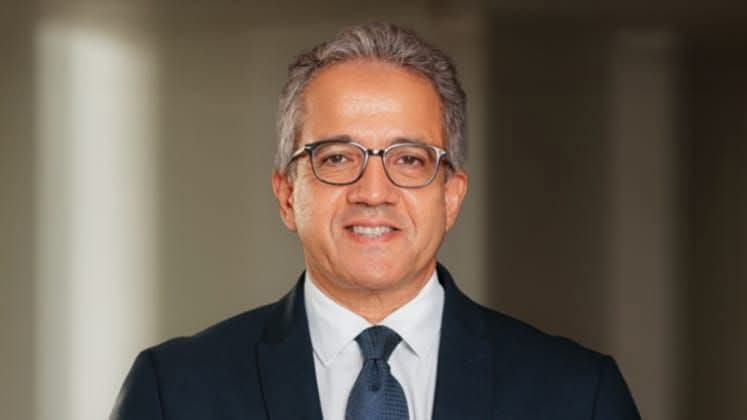 وزير التعليم العالي يهنئ الدكتور خالد العناني بفوزه بمنصب المدير العام لمنظمة اليونسكو 1 وزير التعليم العالي يهنئ الدكتور خالد العناني بفوزه بمنصب المدير العام لمنظمة اليونسكو