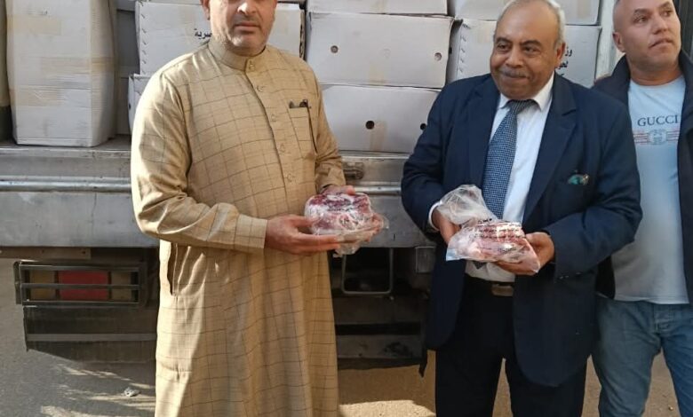 تسليم (٢ طن) لحوم من مشروع صكوك الإطعام لتوزيعها على الأسر الأولى بالرعاية بالشرقية 