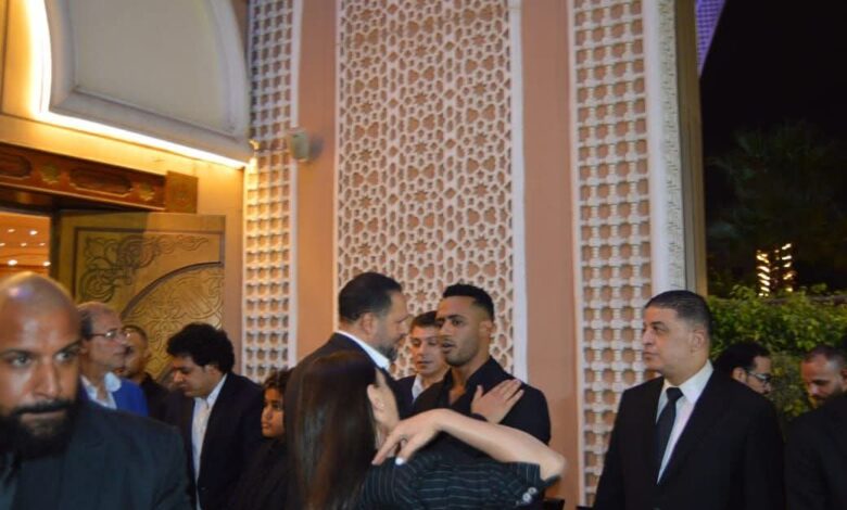 الفنانون يتوافدون في عزاء والد محمد رمضان