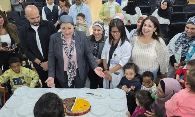 رئيسة المجلس القومي للطفولة والأمومة تزور الأطفال بمستشفى أبو الريش الياباني