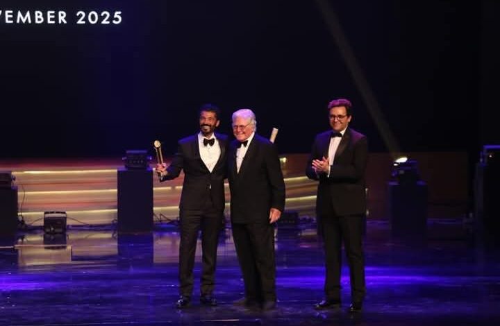 وزير الثقافة يُكرم النجم المصري العالمي فى افتتاح الدورة الـ46 لمهرجان القاهرة السينمائي الدولي 