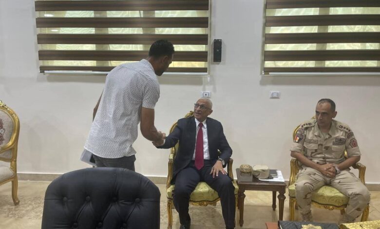 محافظ شمال سيناء يلتقي عددا من المواطنين والاستماع شكواهم ومطالبهم 1 محافظ شمال سيناء يلتقي عددا من المواطنين والاستماع شكواهم ومطالبهم