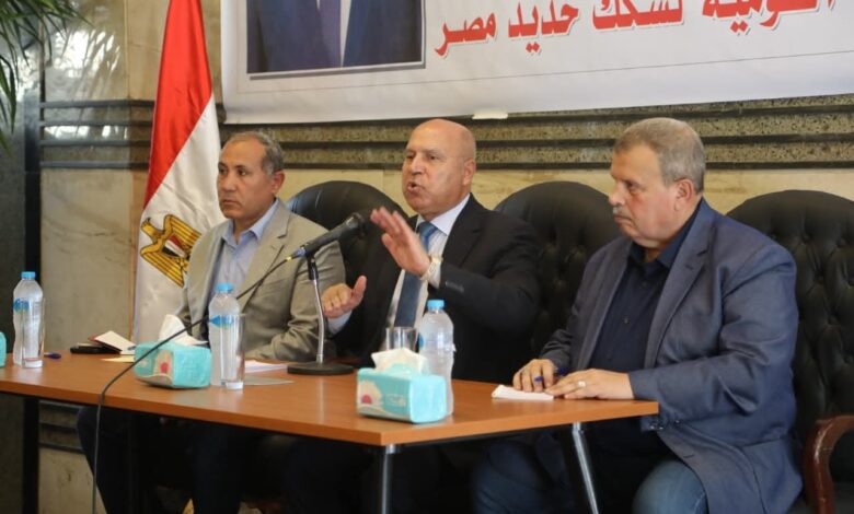 وزير الصناعة والنقل يكرم العاملين المتميزين بهيئة السكك الحديدية 1 وزير الصناعة والنقل يكرم العاملين المتميزين بهيئة السكك الحديدية