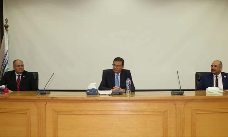 وزير الزراعة يعقد اجتماعاً موسعاً لمديري مديريات الزراعة ومسئولي حماية الأراضي بالمحافظات