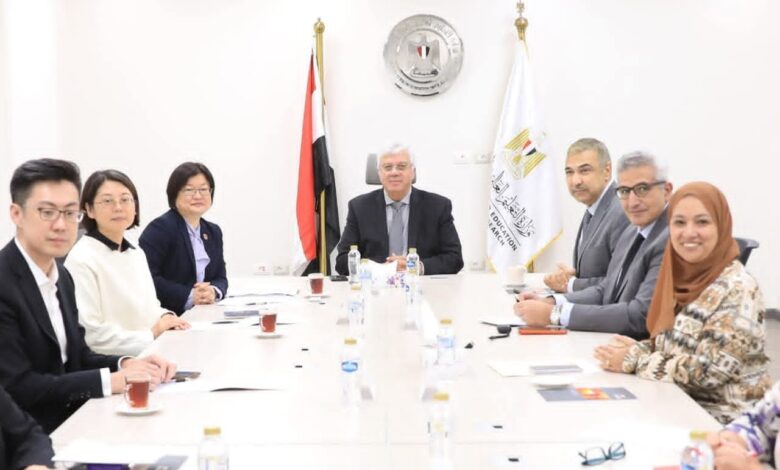 وزير التعليم العالي يبحث سبل تعزيز التعاون مع وفد الجامعة المفتوحة في الصين 1 وزير التعليم العالي يبحث سبل تعزيز التعاون مع وفد الجامعة المفتوحة في الصين