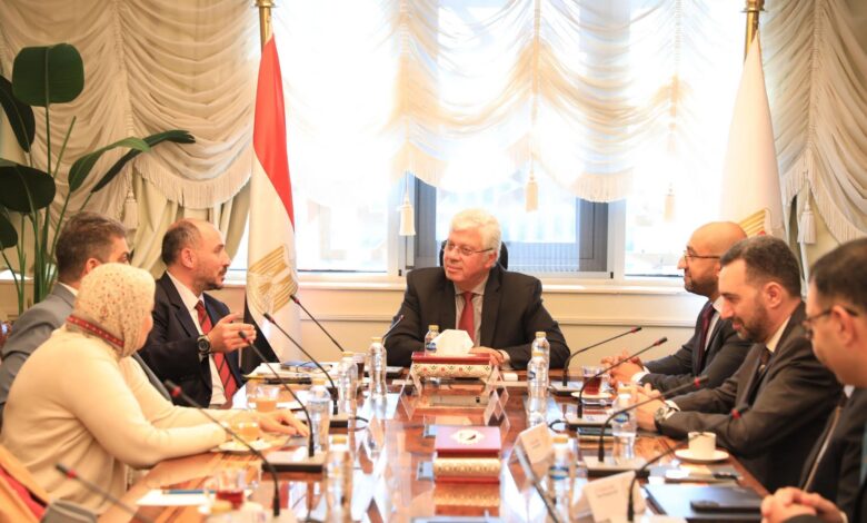 وزير التعليم العالي يجتمع بوفد “أسترازينيكا”بحضور أمين المجلس الأعلى للمستشفيات الجامعية 1 وزير التعليم العالي يجتمع بوفد “أسترازينيكا”بحضور أمين المجلس الأعلى للمستشفيات الجامعية