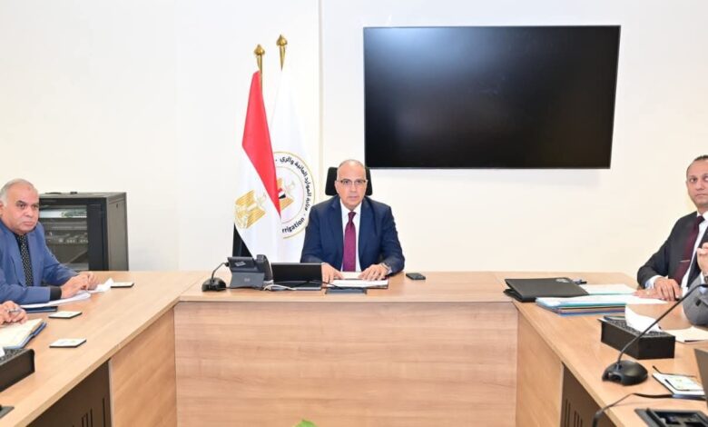 سويلم يستعرض المسودة الأولية للنظام الأساسي واللائحة الداخلية لروابط مستخدمي المياه 1 سويلم يستعرض المسودة الأولية للنظام الأساسي واللائحة الداخلية لروابط مستخدمي المياه