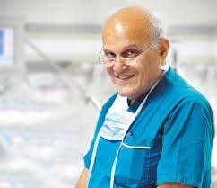 السير مجدي يعقوب .. رجل تجاوز الطب ليصبح ضميرًا نابضًا بالإنسانية 1 السير مجدي يعقوب .. رجل تجاوز الطب ليصبح ضميرًا نابضًا بالإنسانية