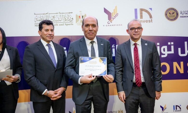 رئيس هيئة الرقابة المالية يكرّم فريق عمل تطوير معايير المراجعة المصرية