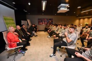 وزير الشباب والرياضة وأبو ريدة يتفقدان بعثة المنتخب المصري المشاركة في بطولة كأس العرب بقطر