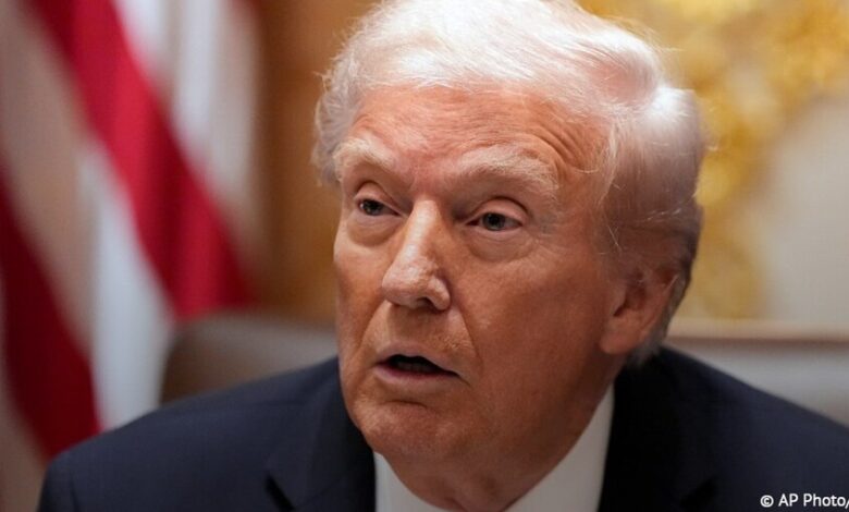 الرئيس الأمريكي يظهر مرة أخرى بضمادة على معصمه