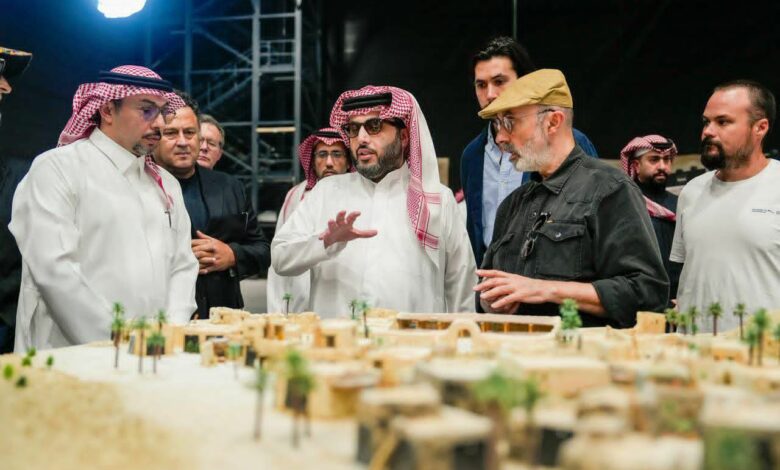 تركي آل الشيخ يزور استديوهات الحصن والقدية لمتابعة تحضيرات فيلم خالد بن الوليد